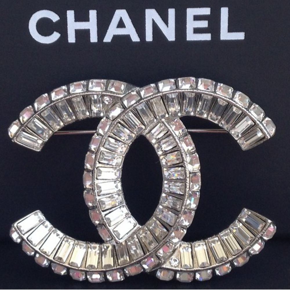 Chanel Authentic Chanel Brooch comes with Original box, paper bag and receipt